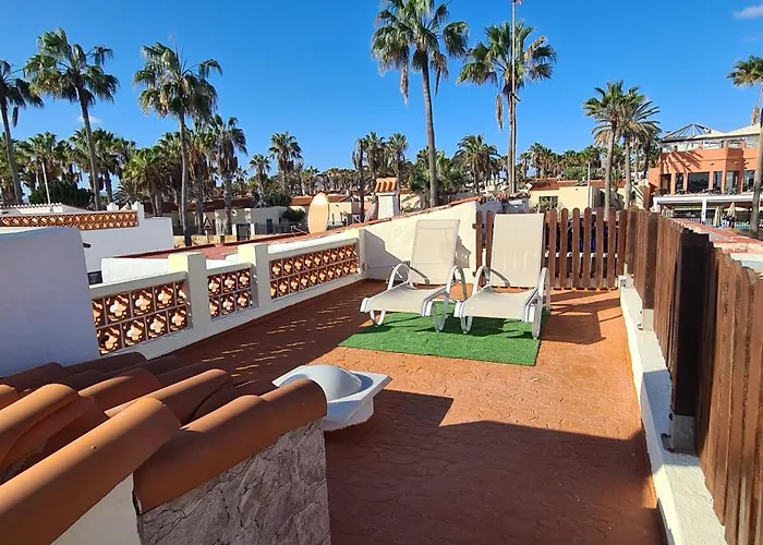 Caleta House 펜션 *